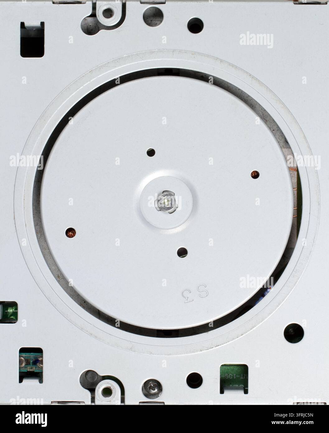 Ein rundes rotierendes Element einer Computerfestplatte. Aluminiumteil. Nahaufnahme der modernen Technologie. Stockfoto