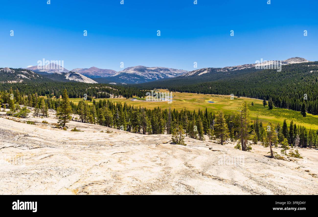 Panoramatische Aussicht auf das Tioga-Tal vom Gipfel des Pothole Dome im Yosemite-Nationalpark, Kalifornien Stockfoto