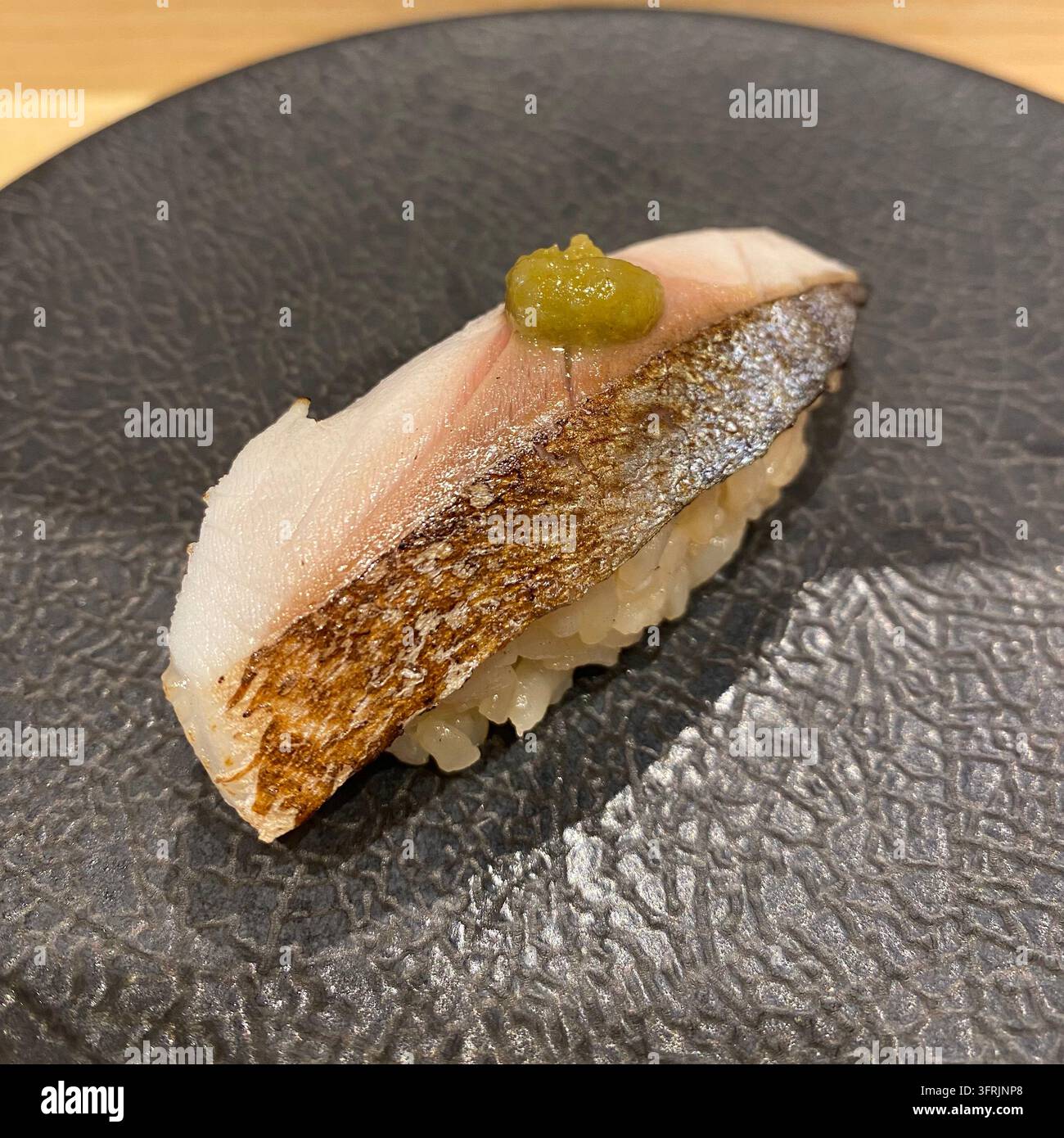 Gekochter Makrele Nigiri Sushi, serviert in einem japanischen Restaurant in Hakata, Fukuoka, Japan. Stockfoto