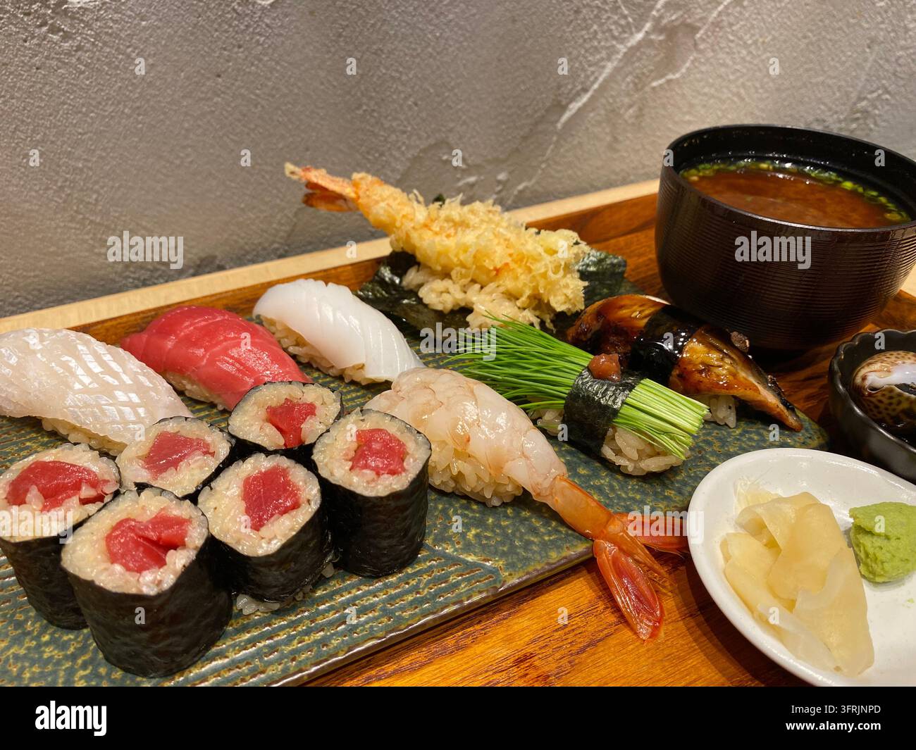 Nahaufnahme eines köstlichen Sushi-Sets, das in einem Restaurant in Hakata, Fukuoka, Japan, serviert wird. - Smartphone-aufgenommenes Stockfoto
