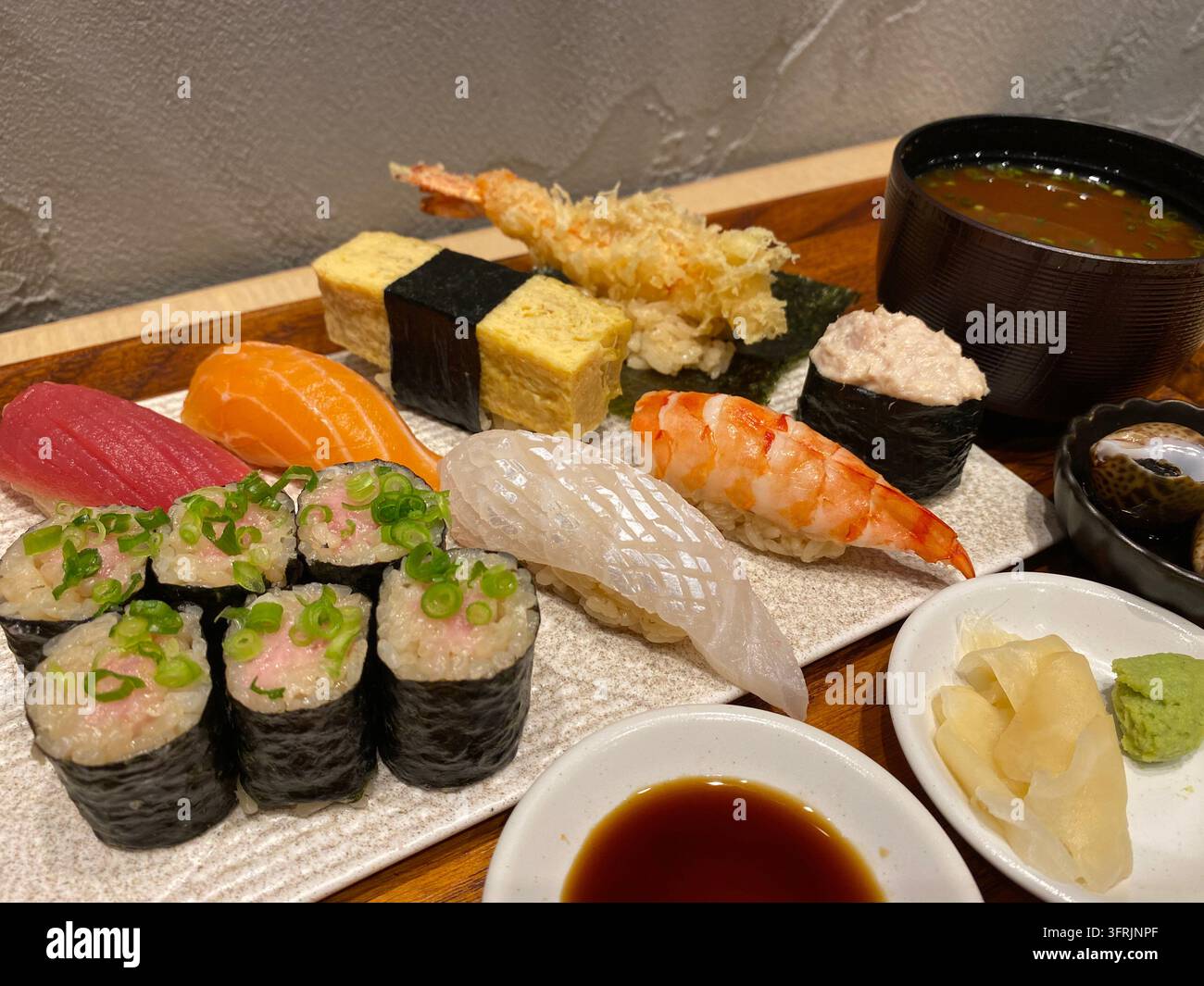 Nahaufnahme eines frischen Sushi-Platters mit verschiedenen Nigiri, serviert in einem Restaurant in Hakata, Fukuoka, Japan. - Smartphone-aufgenommenes Stockfoto
