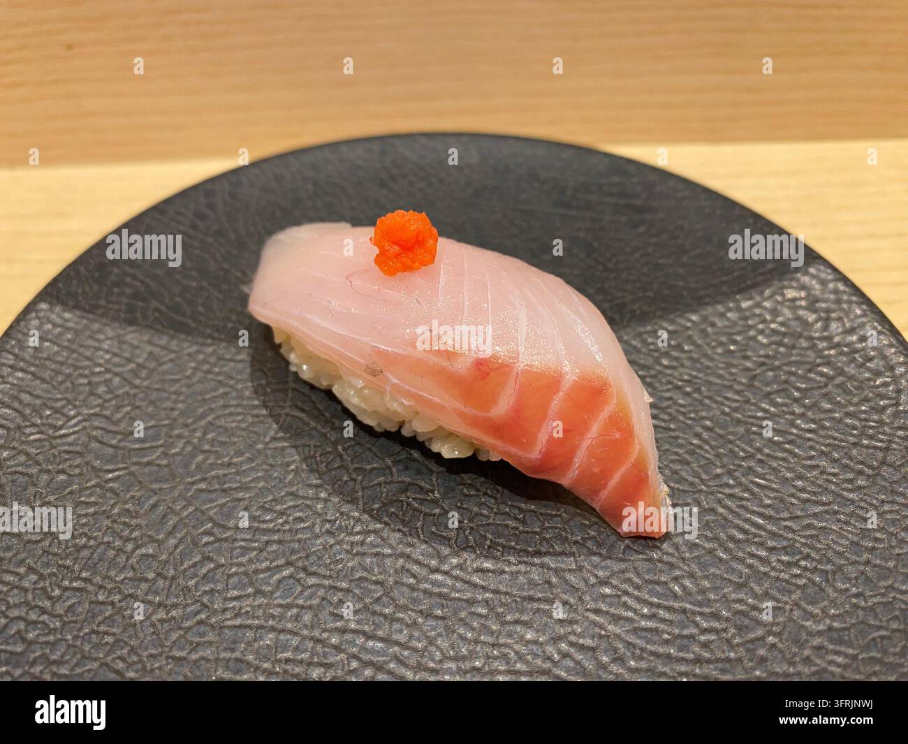 Nahaufnahme von japanischem Soldatenfisch (Ebisudai) Nigiri-Sushi, serviert in einem Sushi-Restaurant in Fukuoka, Japan. - Smartphone-aufgenommenes Stockfoto