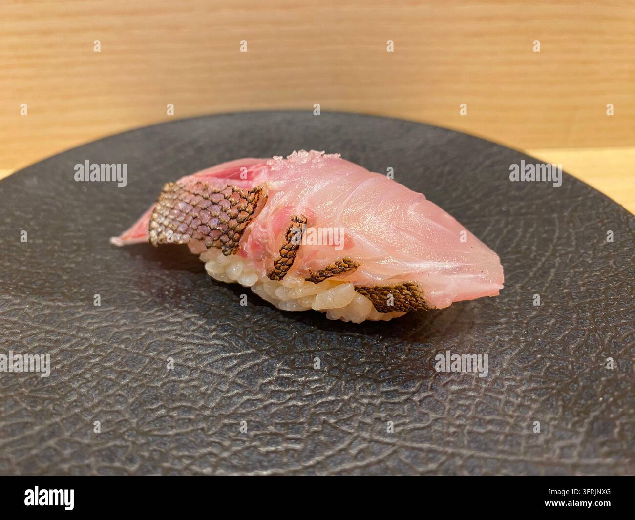 Nahaufnahme von frischem Grunt (Isaki) Nigiri-Sushi, serviert in einem Sushi-Restaurant in Fukuoka, Japan. - Smartphone-aufgenommenes Stockfoto