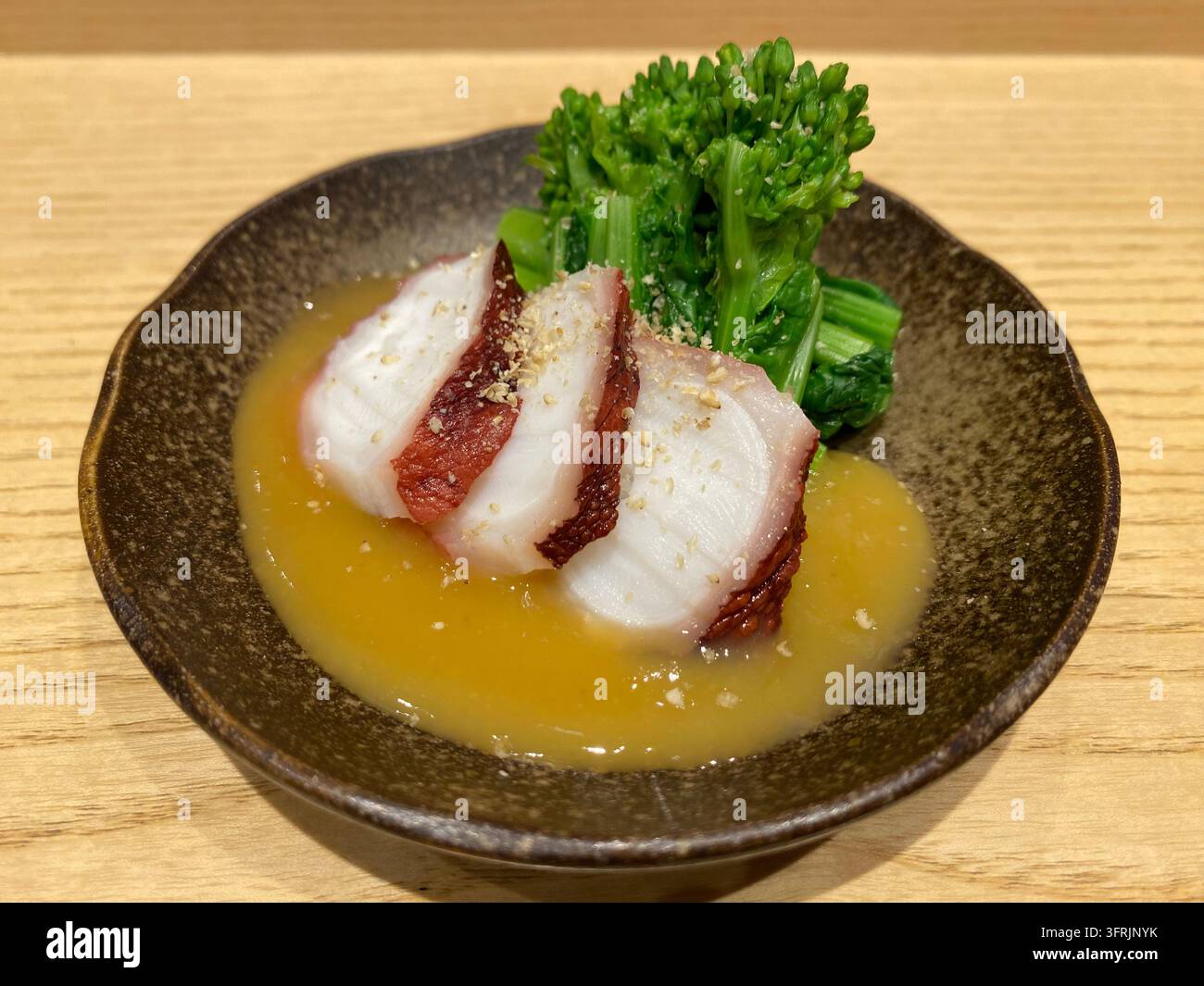 Nahaufnahme von frischen Tintenfischtentakeln, serviert mit einem herzhaften essighaltigen Miso-Dressing in einem japanischen Restaurant in Fukuoka, Japan - Smartphone-aufgenommenes Stockfoto