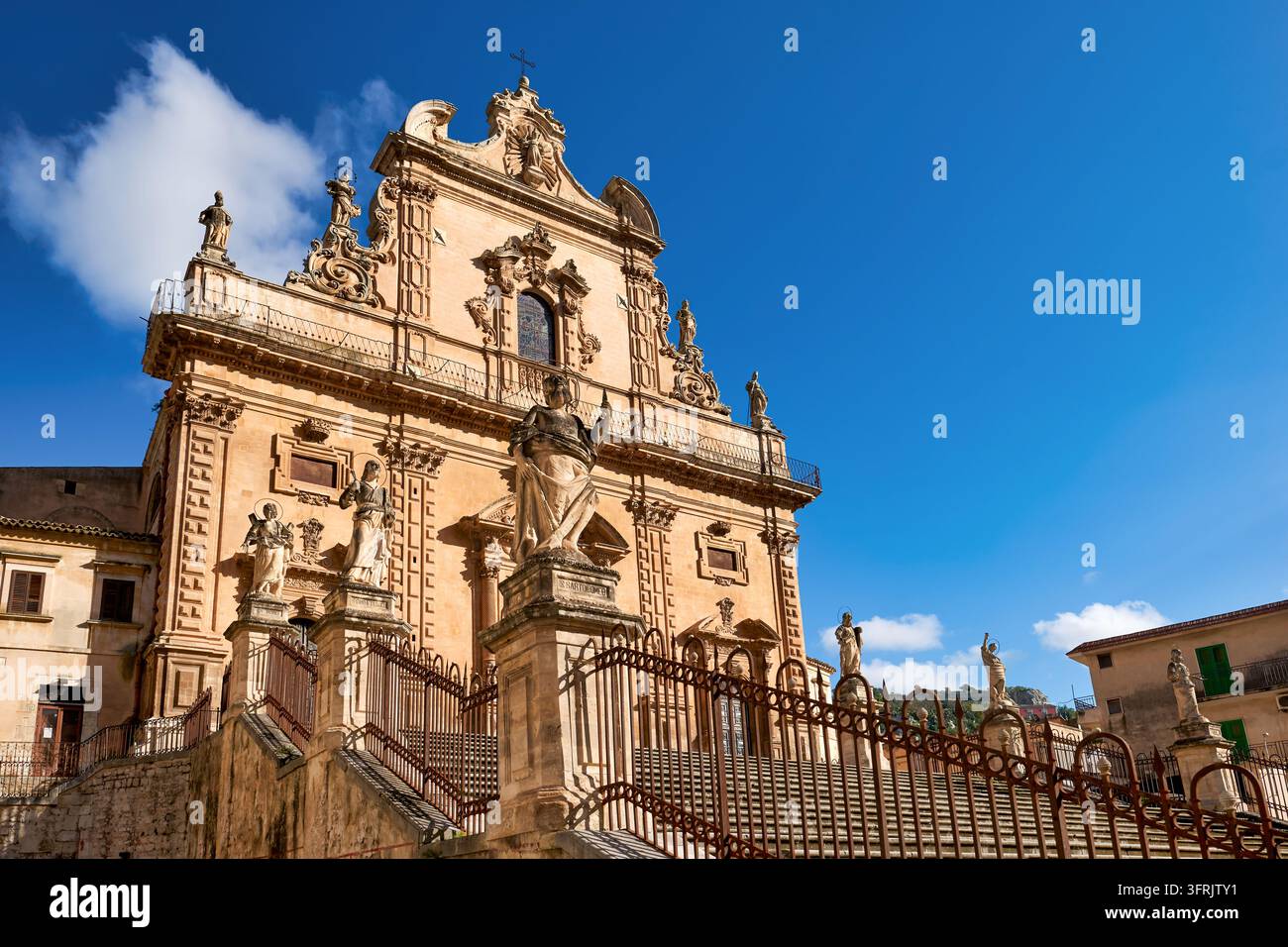 Statuen der Apostel säumen die Treppe zum Duomo di San Pietro in Modica Bassa, einer UNESCO-geschützten Stadt im Val di Noto in der Provinz Ragusa, Italien. Stockfoto