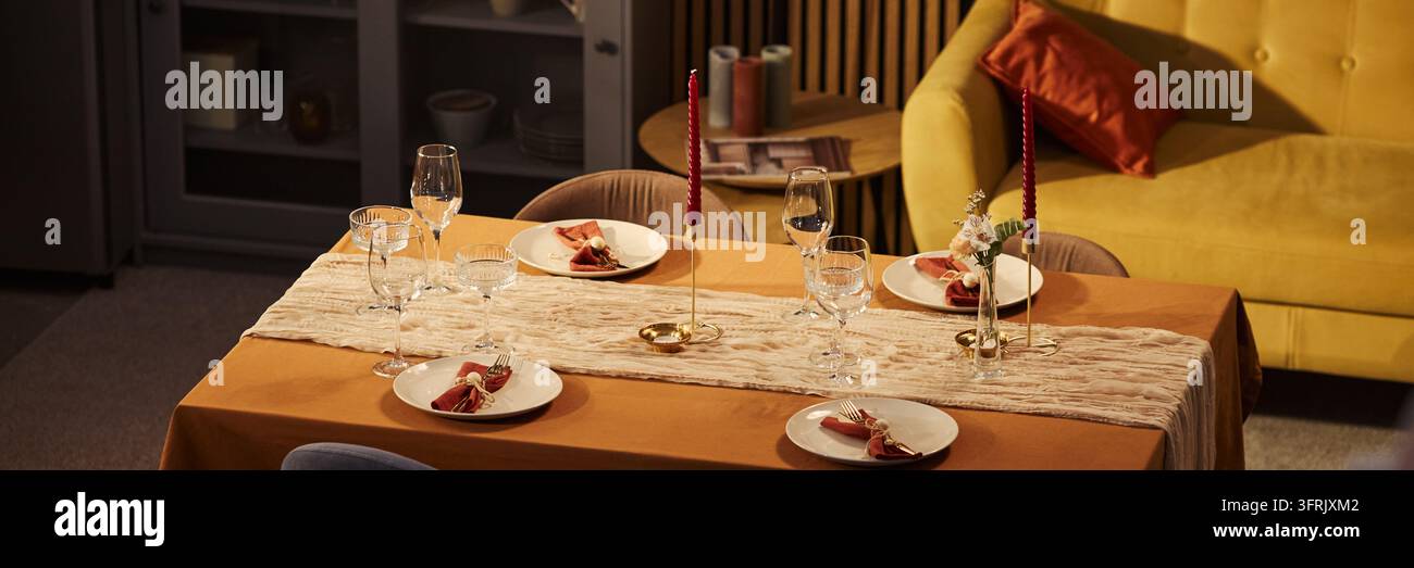 Kopf einer eleganten Banketttischgestaltung bereit für ein Familientreffen Stockfoto