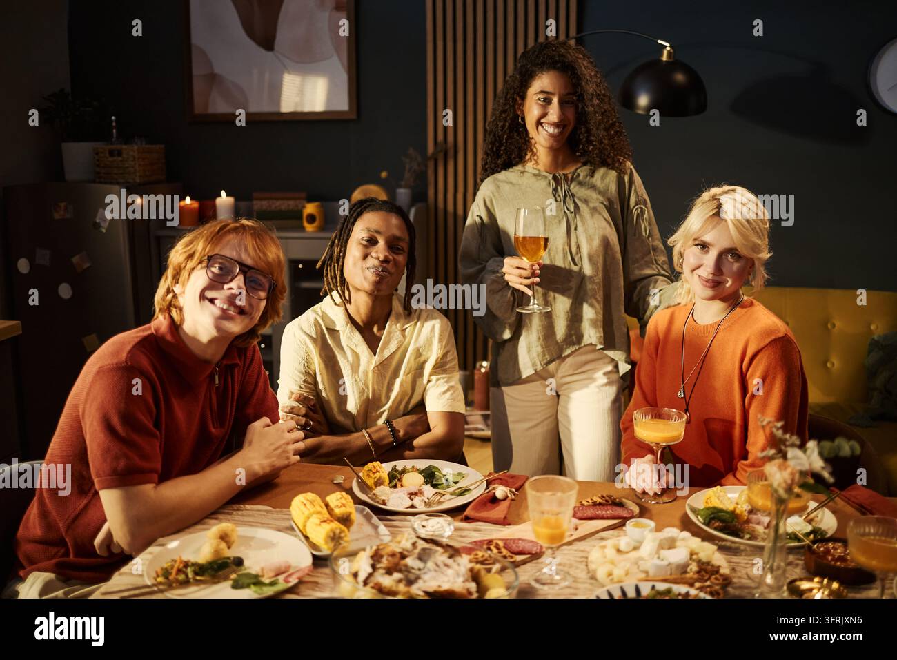 Porträt von verschiedenen Freunden, die eine Dinnerparty zu Hause feiern Stockfoto