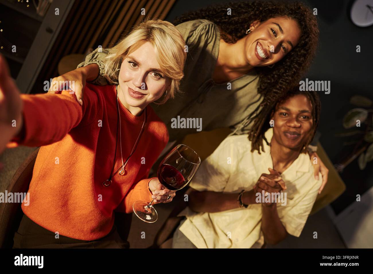 Porträt von verschiedenen Freunden, die ein Selfie auf einer Hausparty machen Stockfoto