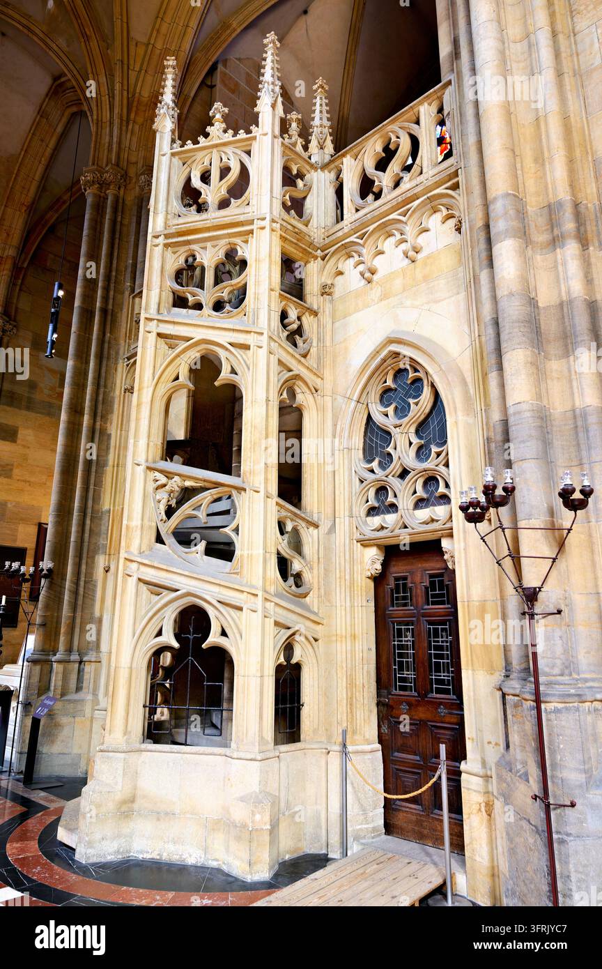 Steinerne TreppenTurm mit durchbrochenem Maßwerk, Fialen und einer geschnitzten Holztür im Innenraum der Kathedrale der Prager Burg, Tschechische Republik Stockfoto