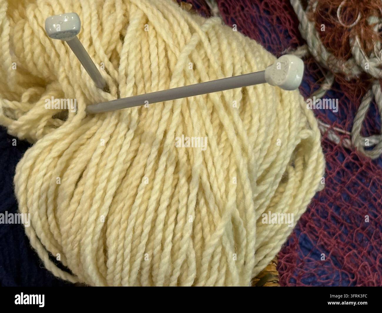 gelbes Garn und Stricknadeln, Handwerk, leerer Platz Banner, Konzept eines Bastelladens, Hobbygeschäft Stockfoto