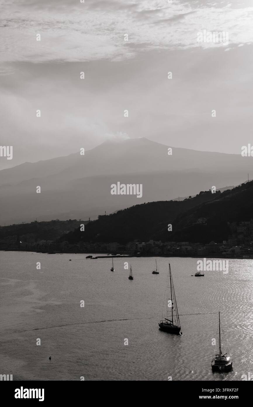 Segelboote auf dem Ionischen Meer mit dem Ätna im Hintergrund Stockfoto