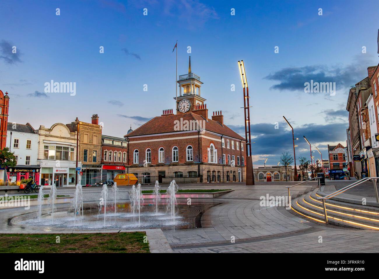 Rotes Stadthaus und Uhrturm am Marktplatz mit Brunnen in Stockton-on-Tees bei Langzeitbelichtung in der Nacht Stockfoto