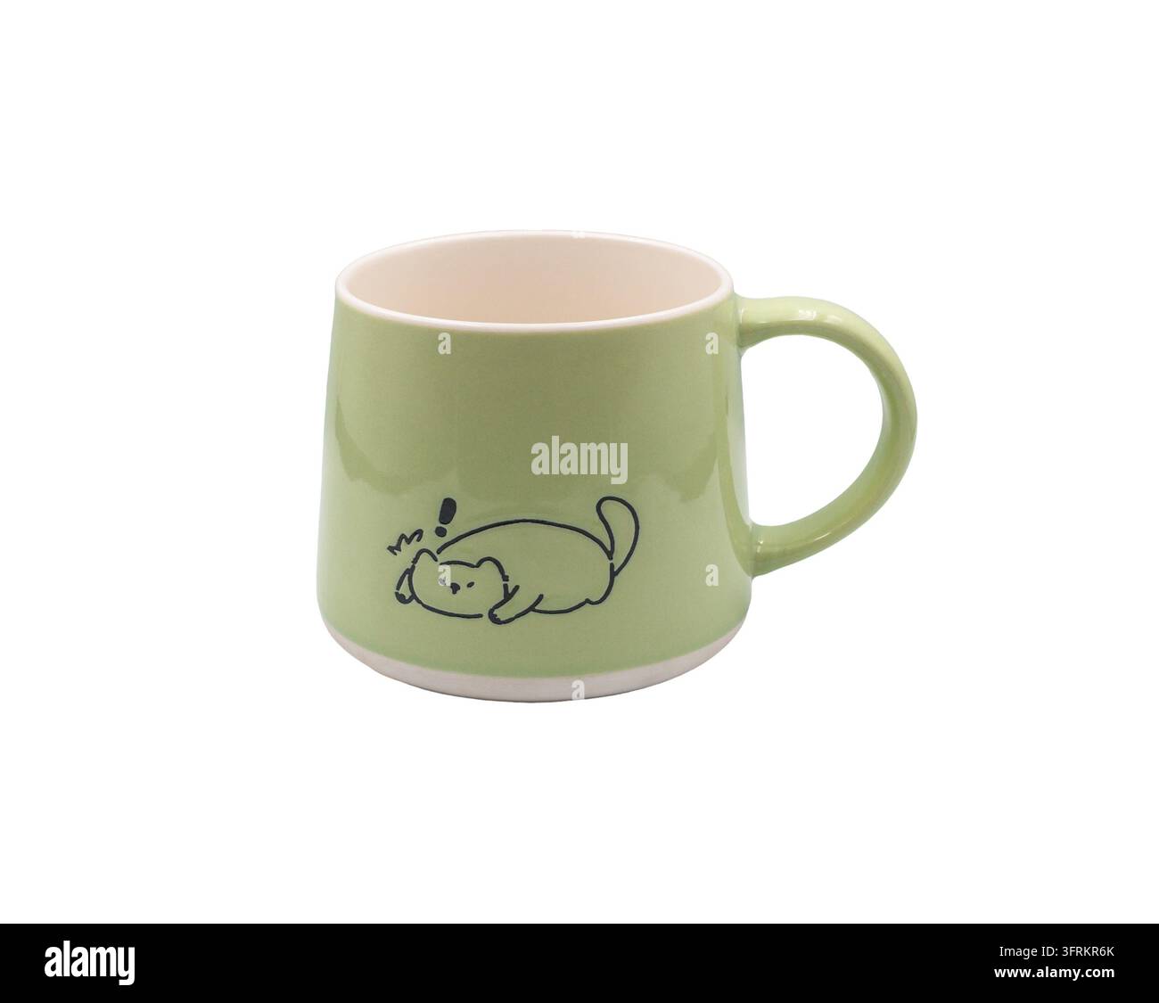 Eine grüne Keramiktasse mit einem niedlichen Katzenmotiv auf weißem Hintergrund. Stockfoto