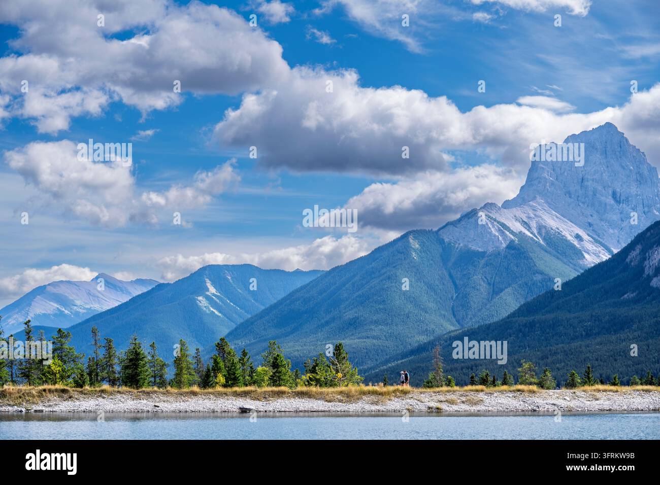 Der Blick über den Rundle Forebay (Canmore Reservoir) mit dem Mount Rundle dahinter, gelegen westlich von Canmore in Alberta in den kanadischen Rockies Stockfoto