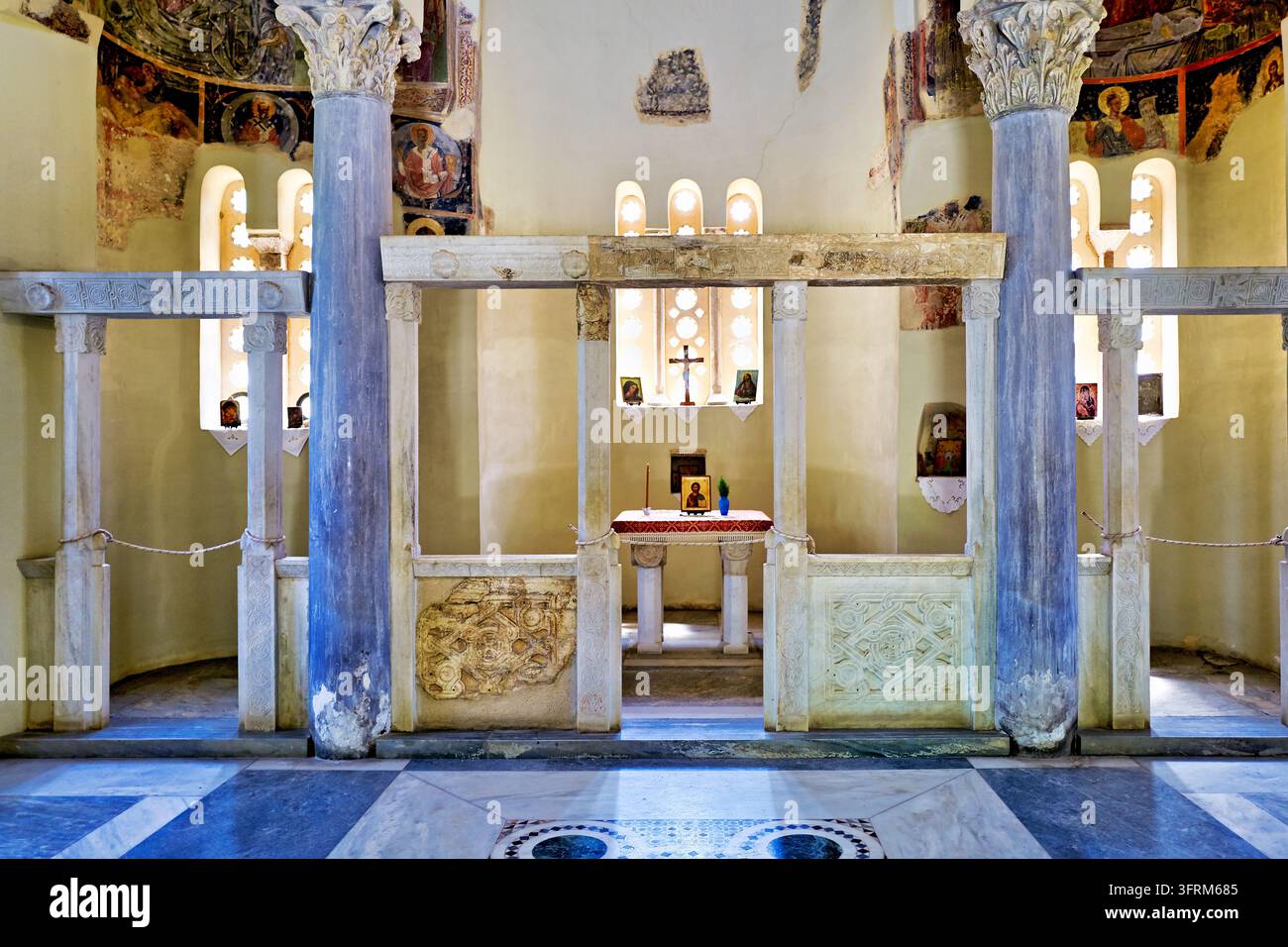 Geschnitztes Chorgitter mit korinthischen Säulen, Altar, Ikonen und fragmentarischen Fresken in einer griechisch-orthodoxen Kirche in Athen, Griechenland Stockfoto