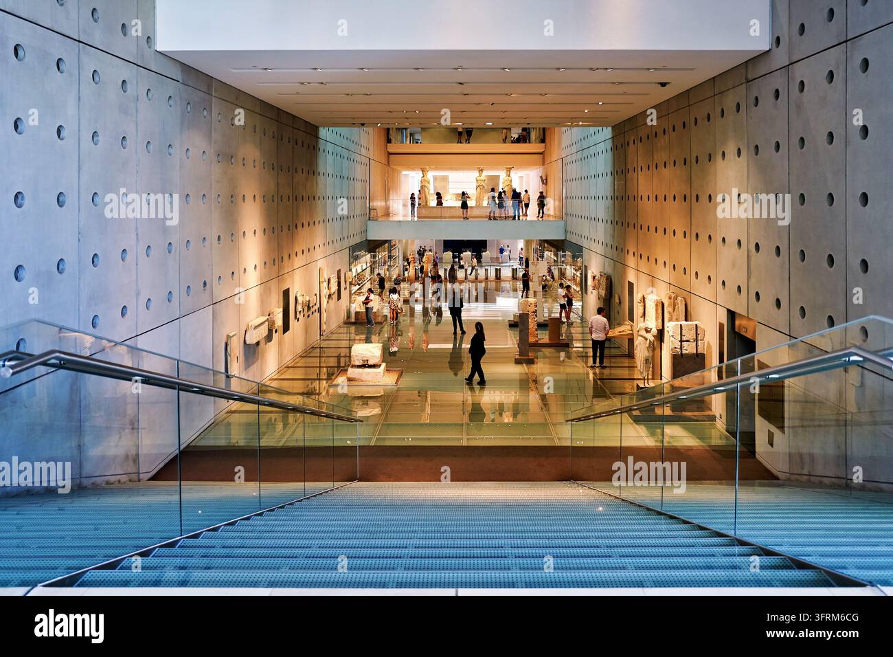 Besucher betrachten antike Marmorskulpturen in einer Betongalerie, wobei die Erechtheion-Karyatiden im Obergeschoss ausgestellt sind, Griechenland Stockfoto