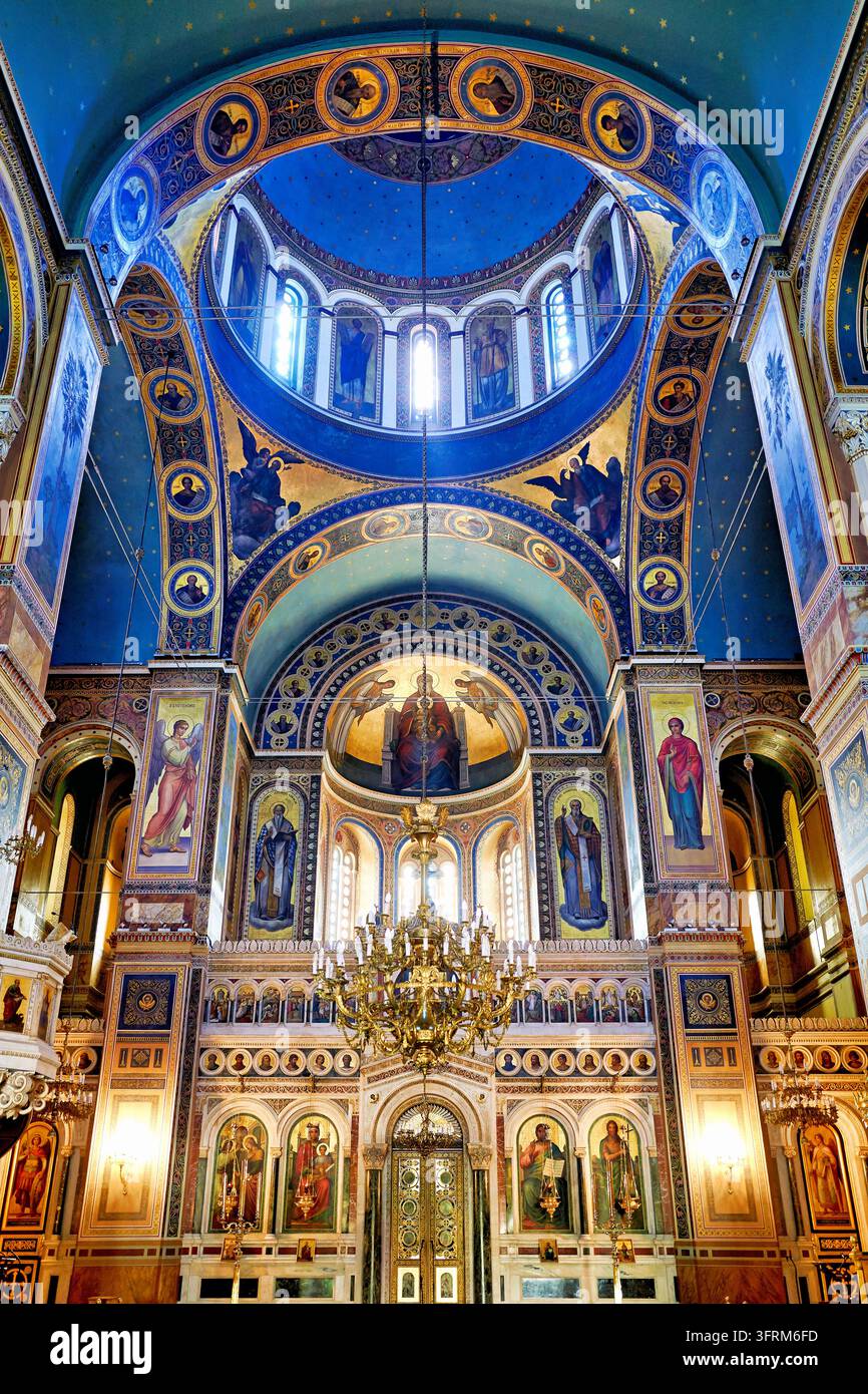 Freskkuppeldome, byzantinische Ikonen und vergoldeter Ikonostasen in der griechisch-orthodoxen Mitropoli, Kathedrale der Verkündigung, im Zentrum von Athen. Stockfoto