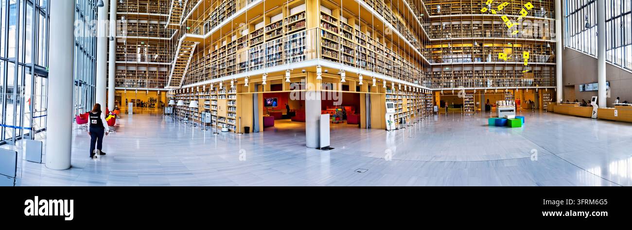 Regale mit Büchern erheben sich in einem gläsernen Stapel über der Lobby der Bibliothek im Stavros Niarchos Foundation Cultural Center in Athen. Stockfoto
