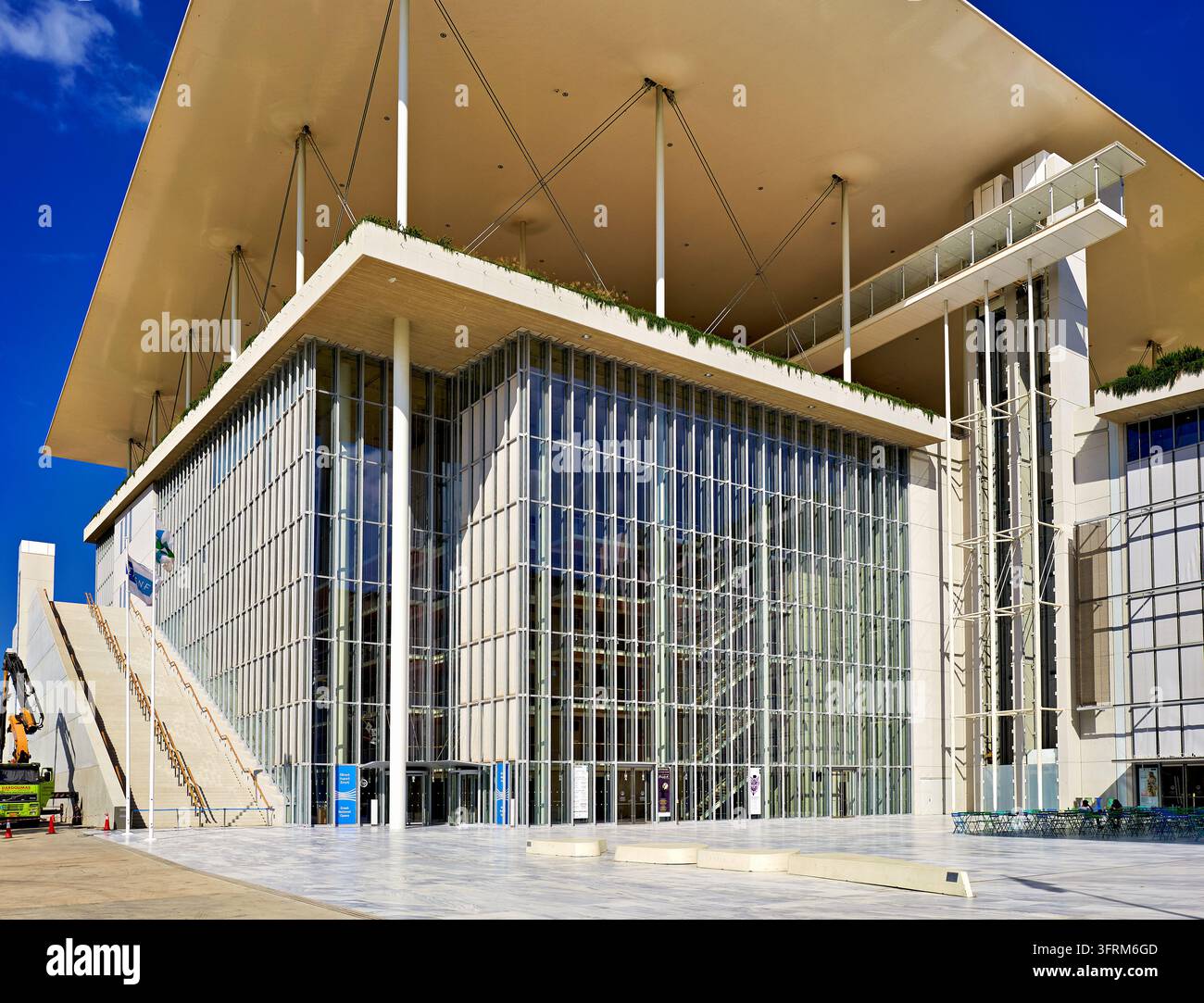Die Glasfassade der Griechischen Nationaloper befindet sich unter dem SNFCC-Dach, das von Renzo Piano in Kallithea, Griechenland, entworfen wurde Stockfoto