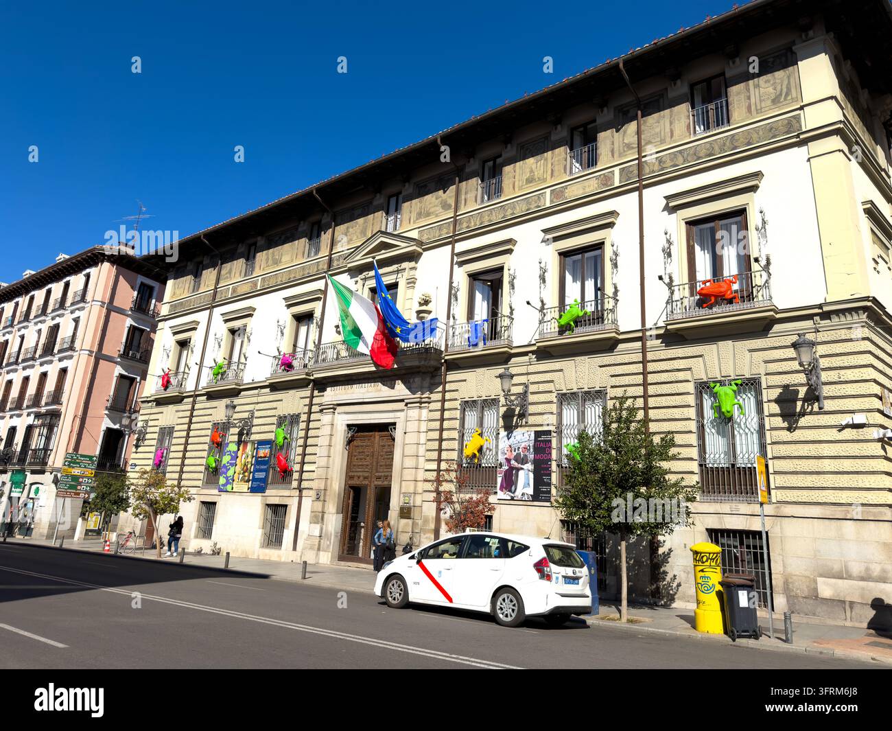 MADRID, SPANIEN – 09. OKTOBER 2026 Madrider Straßenansicht zeigt das Italienische Kulturinstitut, dessen aufwendige Fassade mit italienischen und europäischen Unionssymbolen geschmückt ist Stockfoto