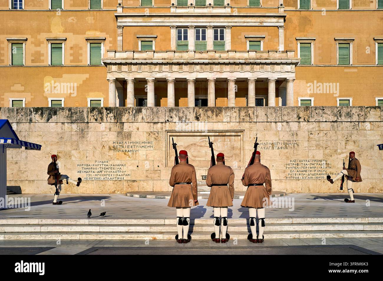 Mitglieder der Präsidentschaftsgarde führen den Wachwechsel am Syntagma-Platz vor dem Gebäude des Hellenischen Parlaments in Griechenland durch Stockfoto