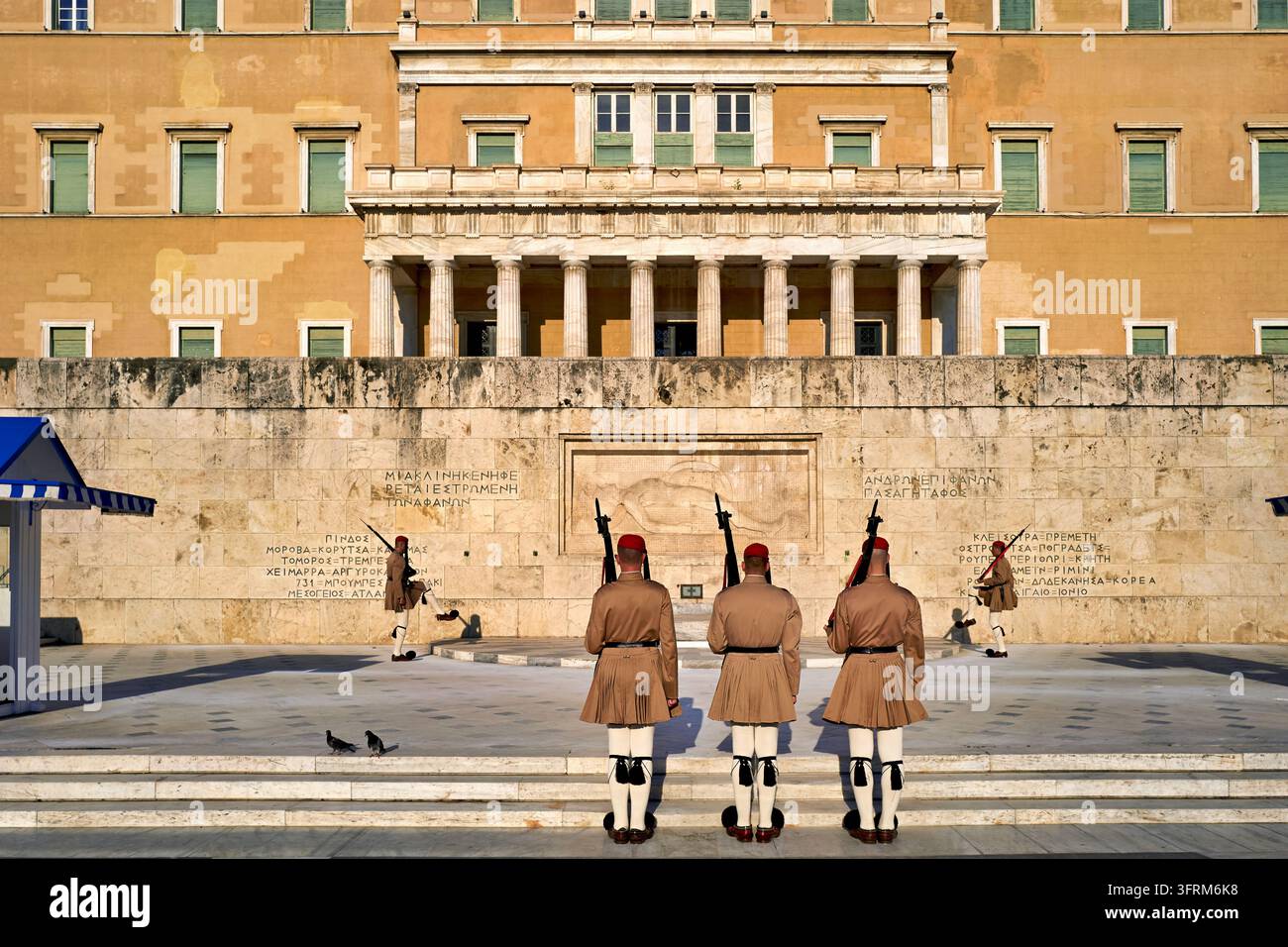 Soldaten der Präsidentengarde in Sommeruniform während des Wachwechselns unterhalb des Hellenischen Parlaments am Syntagma-Platz. Stockfoto