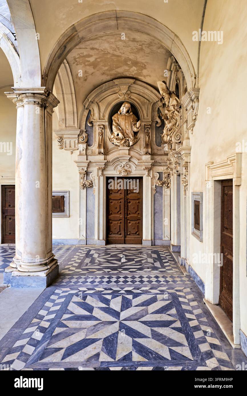 Barockes Marmorportal mit Heiligenstatuen und eingelegtem geometrischem Boden im großen Kreuzgang eines ehemaligen Kartäuserklosters, heute ein Museum, Italien Stockfoto