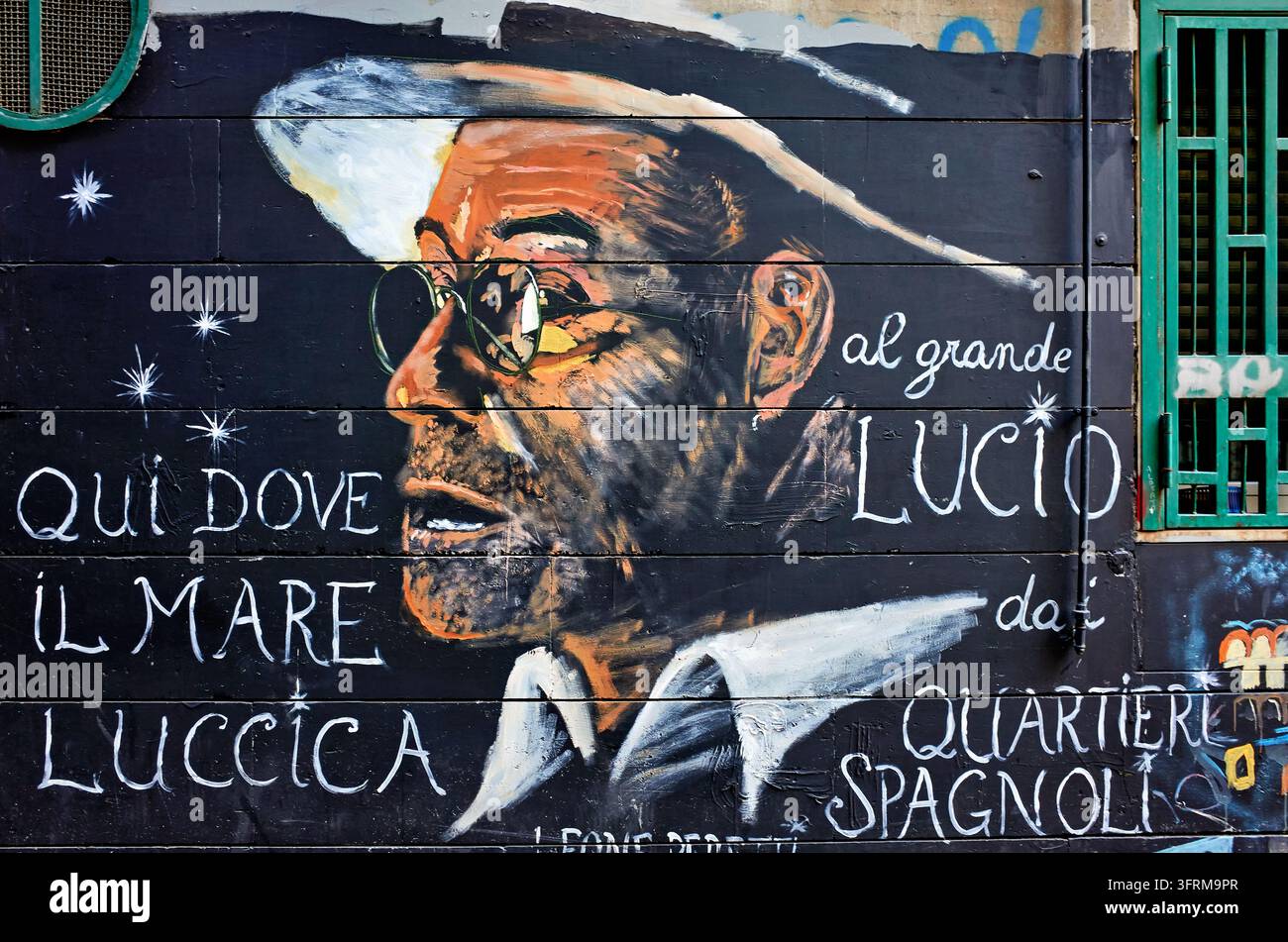 Straßenkunst-Porträt des Sängers Lucio Dalla mit Texten aus seinem Lied Caruso, gemalt an einer Wand in den Spanischen Vierteln von Neapel, Italien Stockfoto
