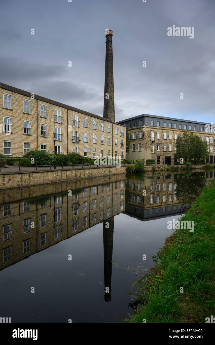 Leeds Liverpool Canal & renovierter Mühle (Wohnungen & Häuser in einem Stadterneuerungs- und Sanierungsprojekt) - Bingley, West Yorkshire, England, UK. Stockfoto