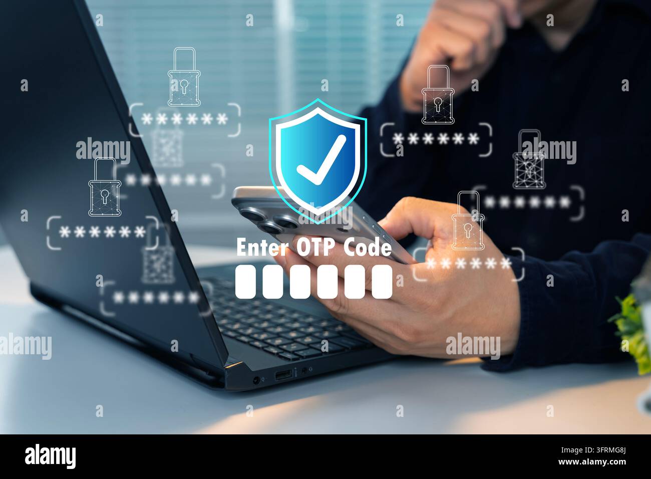 Person gibt OTP-Code auf dem Telefon in der Nähe des Laptops ein. Digitaler Schild symbolisiert Sicherheit. Fokussierte Hände zeigen sorgfältige Authentifizierung. Ideal für Websites, Apps, Stockfoto