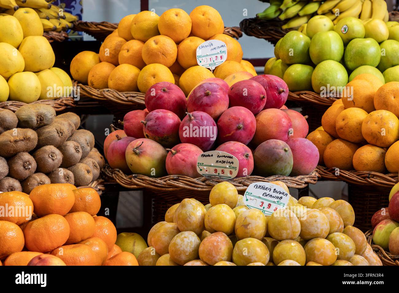 Auslagen verschiedener Früchte auf einem Marktstand Stockfoto