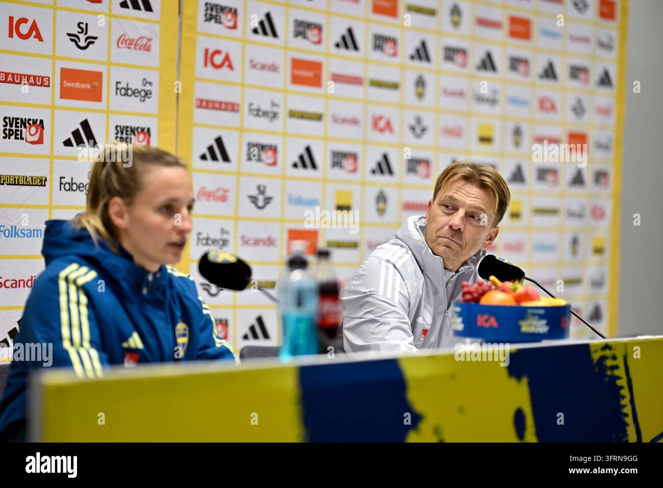 STOCKHOLM, SCHWEDEN 20261012Nationalmannschaftskapitän Tony Gustavson und Nathalie Björn während einer Pressekonferenz mit der Frauen-Nationalmannschaft vor dem WM-Playoff-Spiel gegen Litauen. Foto: Pontus Lundahl/TT/Code 10050 Dieser Text wurde automatisch übersetzt Credit: TT News Agency/Alamy Live News Stockfoto