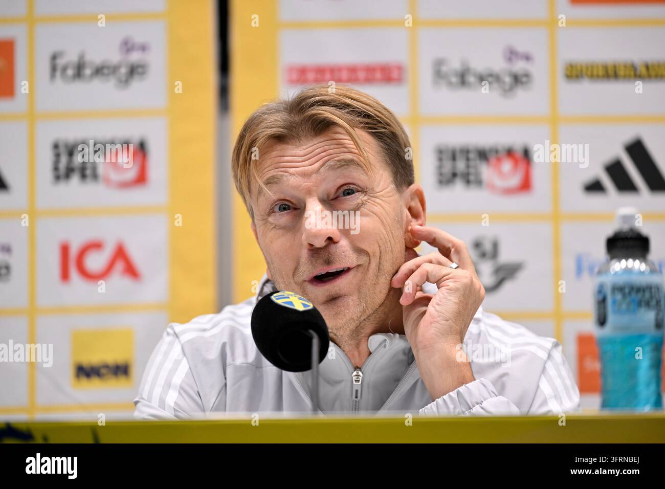 STOCKHOLM, SCHWEDEN 20261012Nationalmannschaftskapitän Tony Gustavson und Nathalie Björn während einer Pressekonferenz mit der Frauen-Nationalmannschaft vor dem WM-Playoff-Spiel gegen Litauen. Foto: Pontus Lundahl/TT/Code 10050 Dieser Text wurde automatisch übersetzt Credit: TT News Agency/Alamy Live News Stockfoto