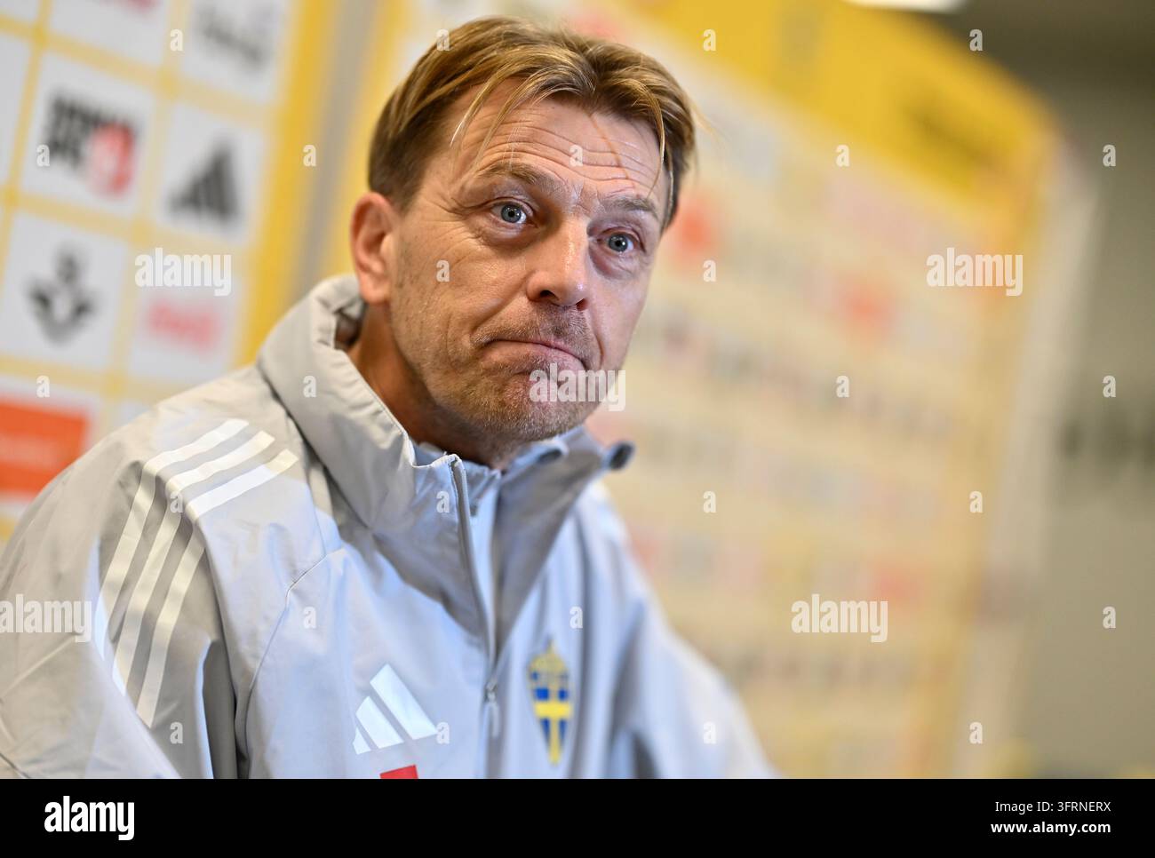 STOCKHOLM, SCHWEDEN 20261012Nationalmannschaftskapitän Tony Gustavson und Nathalie Björn während einer Pressekonferenz mit der Frauen-Nationalmannschaft vor dem WM-Playoff-Spiel gegen Litauen. Foto: Pontus Lundahl/TT/Code 10050 Dieser Text wurde automatisch übersetzt Credit: TT News Agency/Alamy Live News Stockfoto