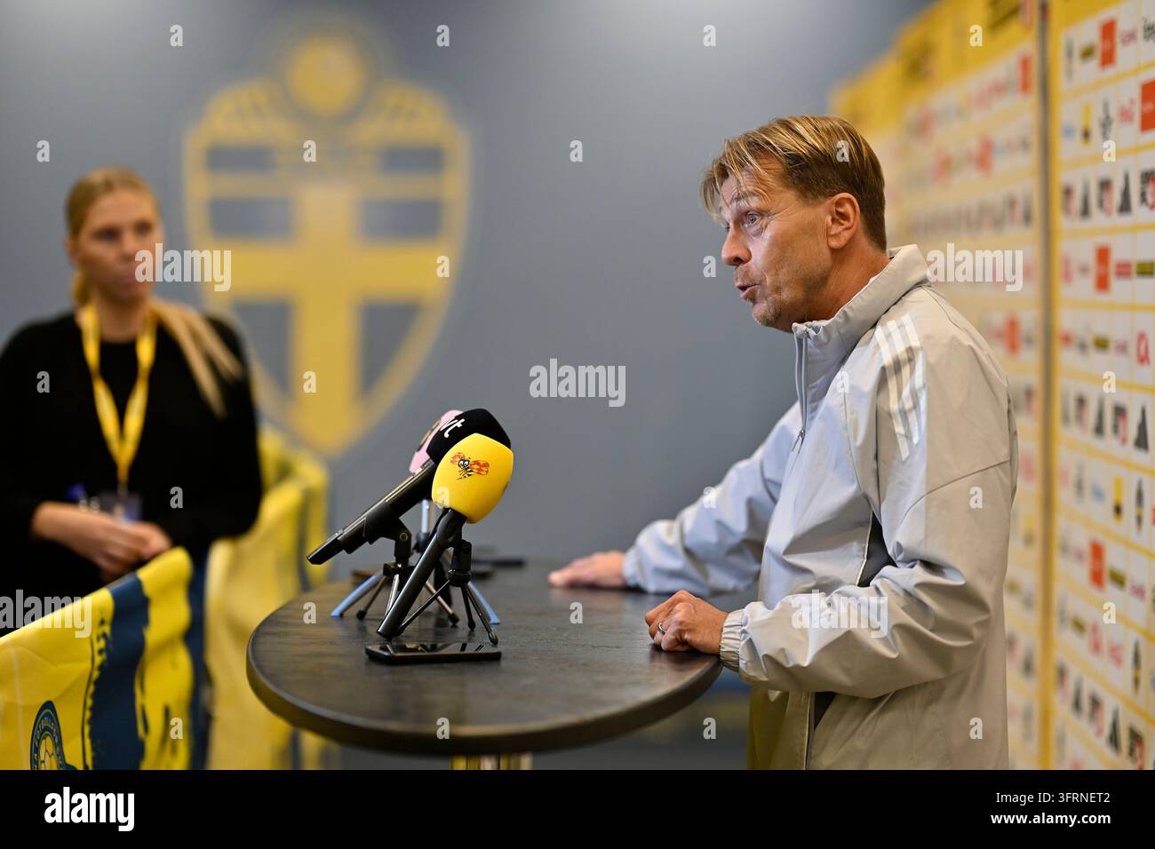 STOCKHOLM, SCHWEDEN 20261012Nationalmannschaftskapitän Tony Gustavson und Nathalie Björn während einer Pressekonferenz mit der Frauen-Nationalmannschaft vor dem WM-Playoff-Spiel gegen Litauen. Foto: Pontus Lundahl/TT/Code 10050 Dieser Text wurde automatisch übersetzt Credit: TT News Agency/Alamy Live News Stockfoto