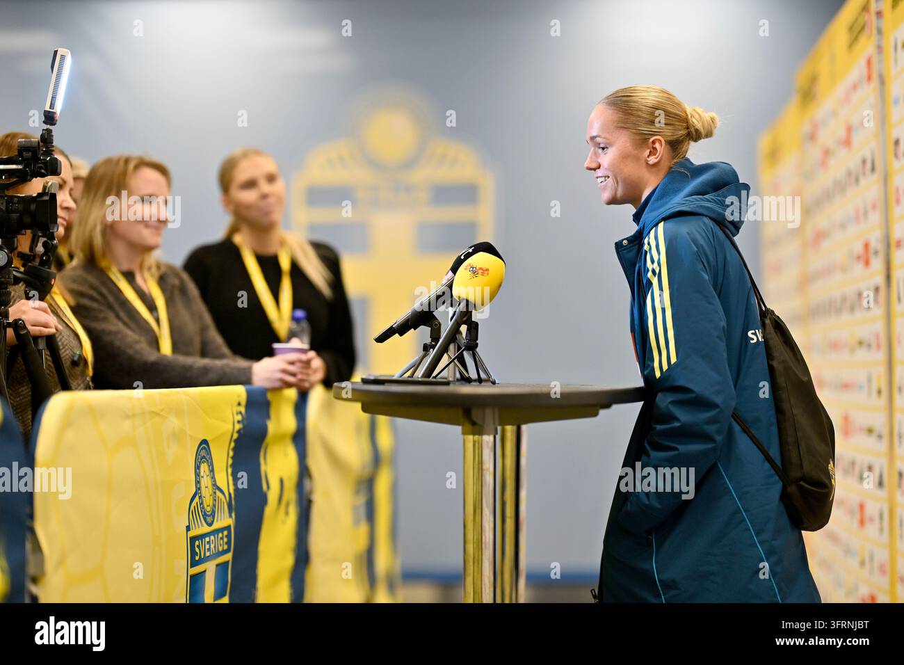 STOCKHOLM, SCHWEDEN 20261012Nationalmannschaftskapitän Tony Gustavson und Nathalie Björn während einer Pressekonferenz mit der Frauen-Nationalmannschaft vor dem WM-Playoff-Spiel gegen Litauen. Foto: Pontus Lundahl/TT/Code 10050 Dieser Text wurde automatisch übersetzt Credit: TT News Agency/Alamy Live News Stockfoto