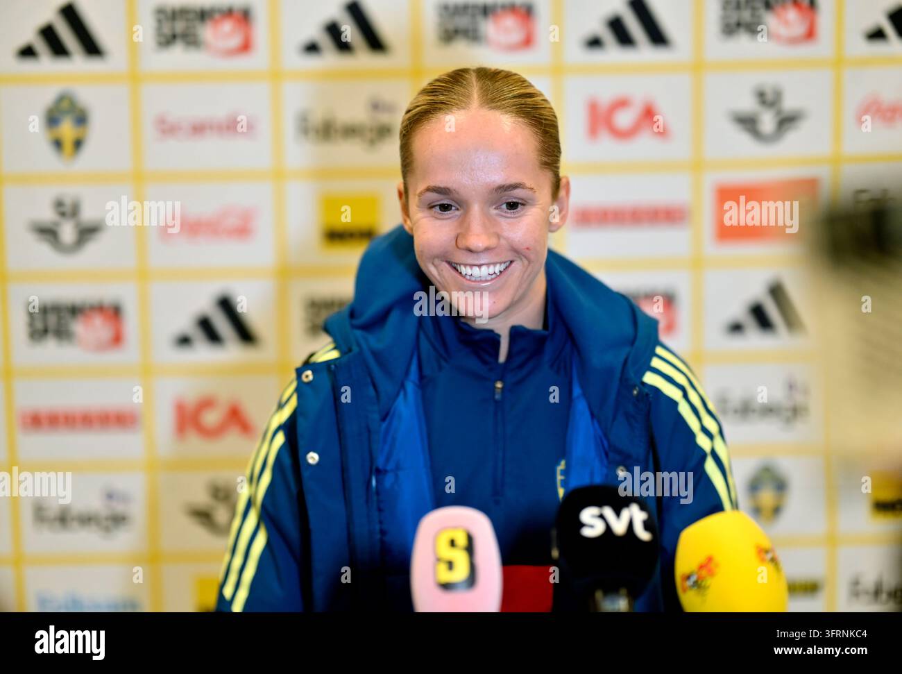 STOCKHOLM, SCHWEDEN 20261012Nationalmannschaftskapitän Tony Gustavson und Nathalie Björn während einer Pressekonferenz mit der Frauen-Nationalmannschaft vor dem WM-Playoff-Spiel gegen Litauen. Foto: Pontus Lundahl/TT/Code 10050 Dieser Text wurde automatisch übersetzt Credit: TT News Agency/Alamy Live News Stockfoto