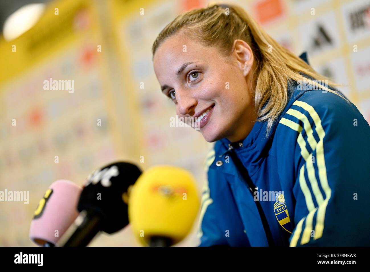 STOCKHOLM, SCHWEDEN 20261012Nationalmannschaftskapitän Tony Gustavson und Nathalie Björn während einer Pressekonferenz mit der Frauen-Nationalmannschaft vor dem WM-Playoff-Spiel gegen Litauen. Foto: Pontus Lundahl/TT/Code 10050 Dieser Text wurde automatisch übersetzt Credit: TT News Agency/Alamy Live News Stockfoto