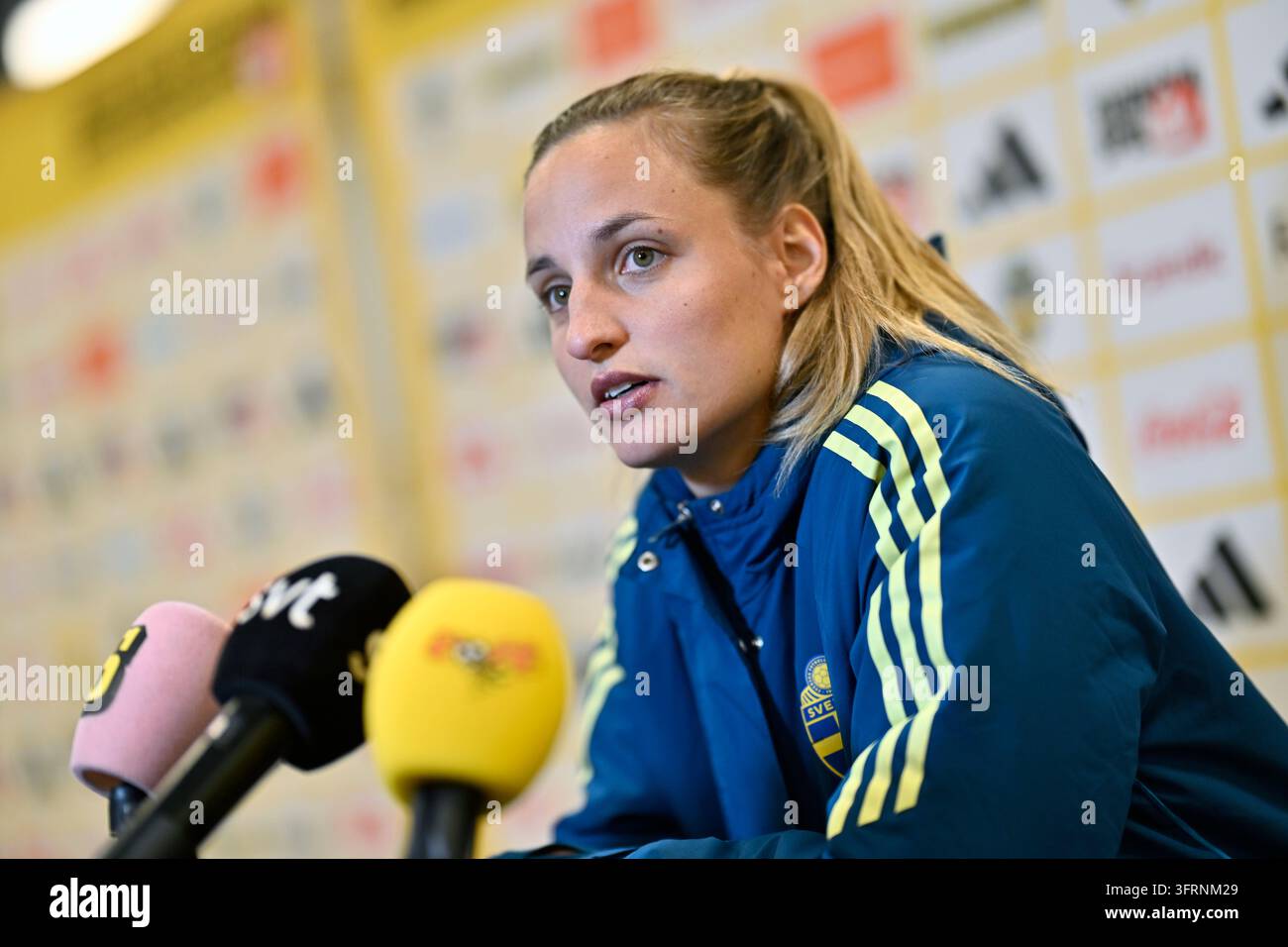STOCKHOLM, SCHWEDEN 20261012Nationalmannschaftskapitän Tony Gustavson und Nathalie Björn während einer Pressekonferenz mit der Frauen-Nationalmannschaft vor dem WM-Playoff-Spiel gegen Litauen. Foto: Pontus Lundahl/TT/Code 10050 Dieser Text wurde automatisch übersetzt Credit: TT News Agency/Alamy Live News Stockfoto