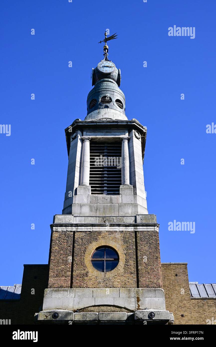 Turm der Kirche St. Anna, zwischen Dean Street und Wardour Street, Soho, London, England, UK Stockfoto