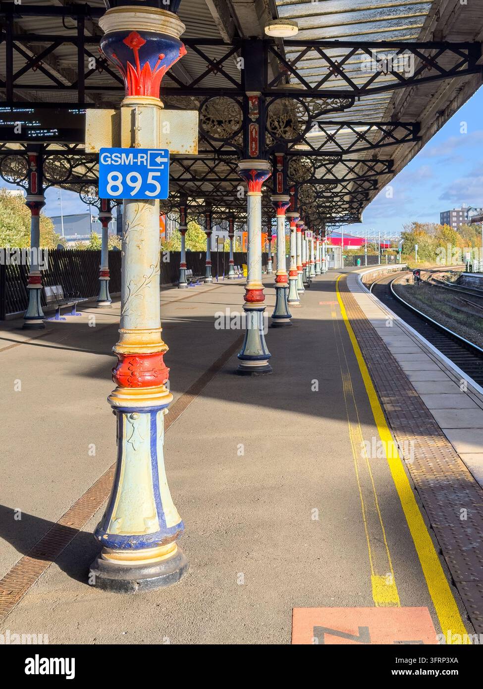 Pfeiler, der ein viktorianisches Dach über dem Bahnsteig am Bahnhof Middlesbrough stützt - Smartphone-aufgenommenes Stockfoto
