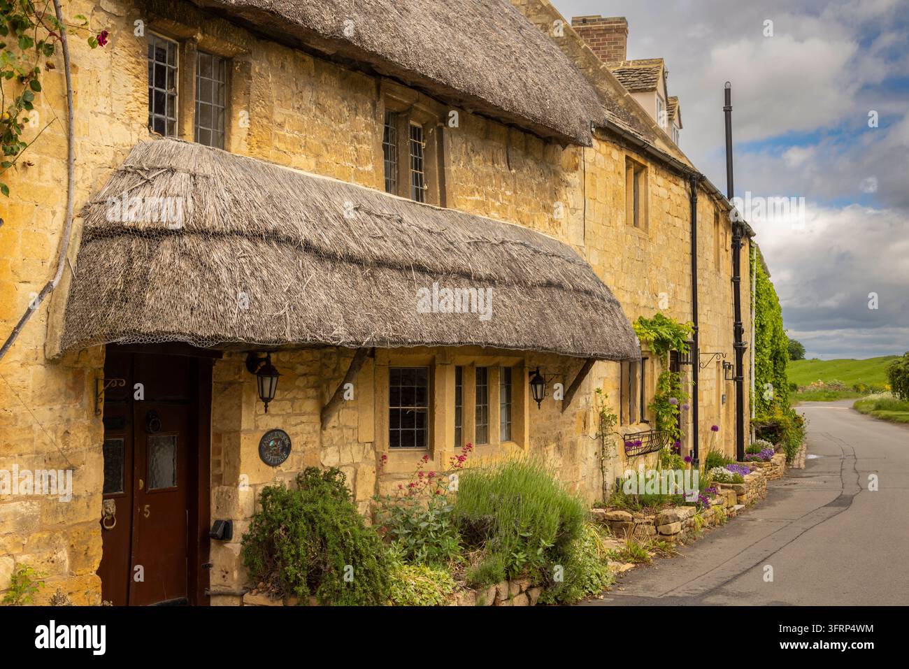 Strohgedecktes Cottage in den Cotswolds im Dorf Broad Campden, Gloucestershire, England. Frühling (Mai) 2026. Stockfoto