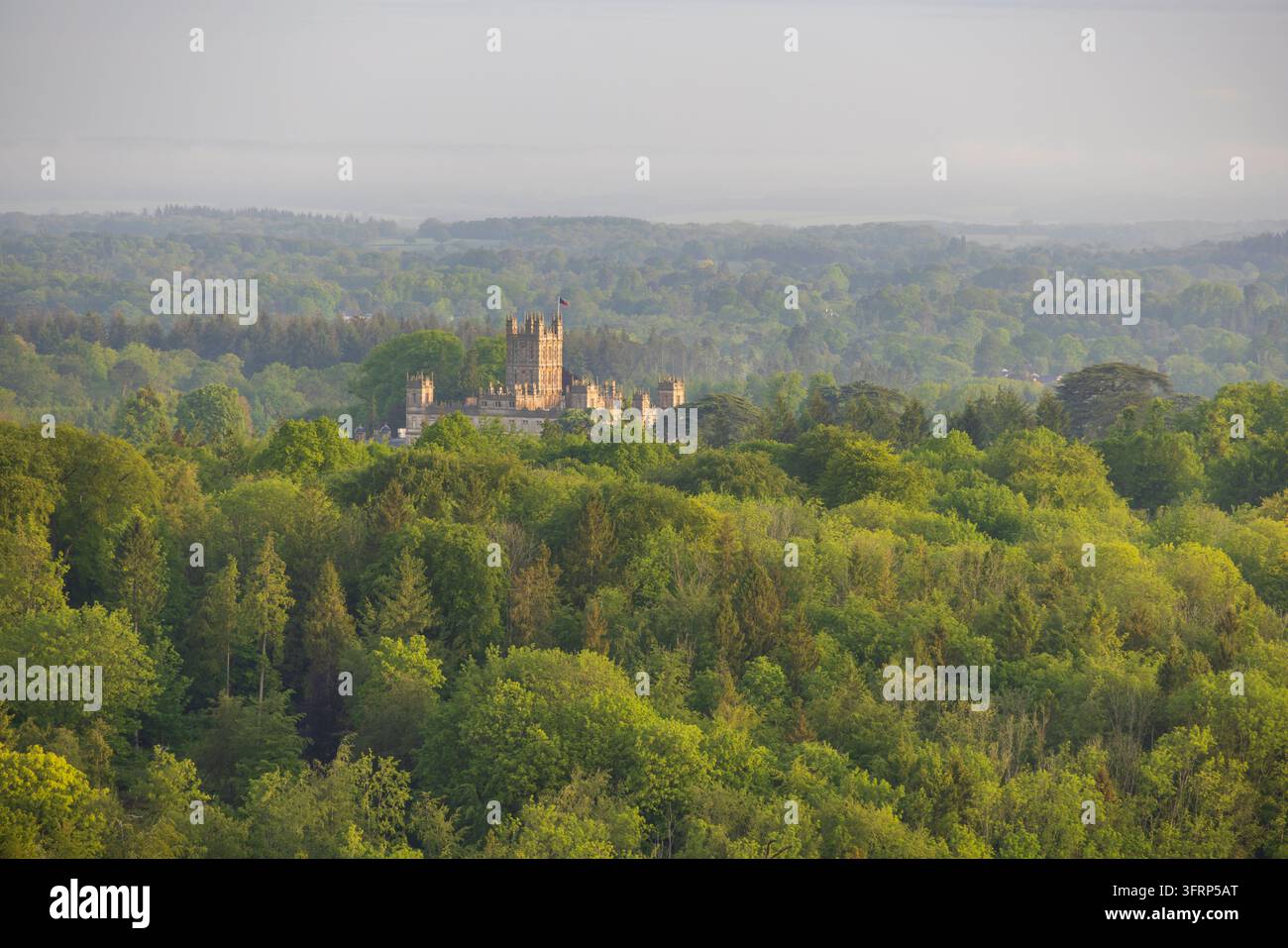 Highclere Castle von Beacon Hill aus, Hampshire, England. Frühling (Mai) 2026 Stockfoto