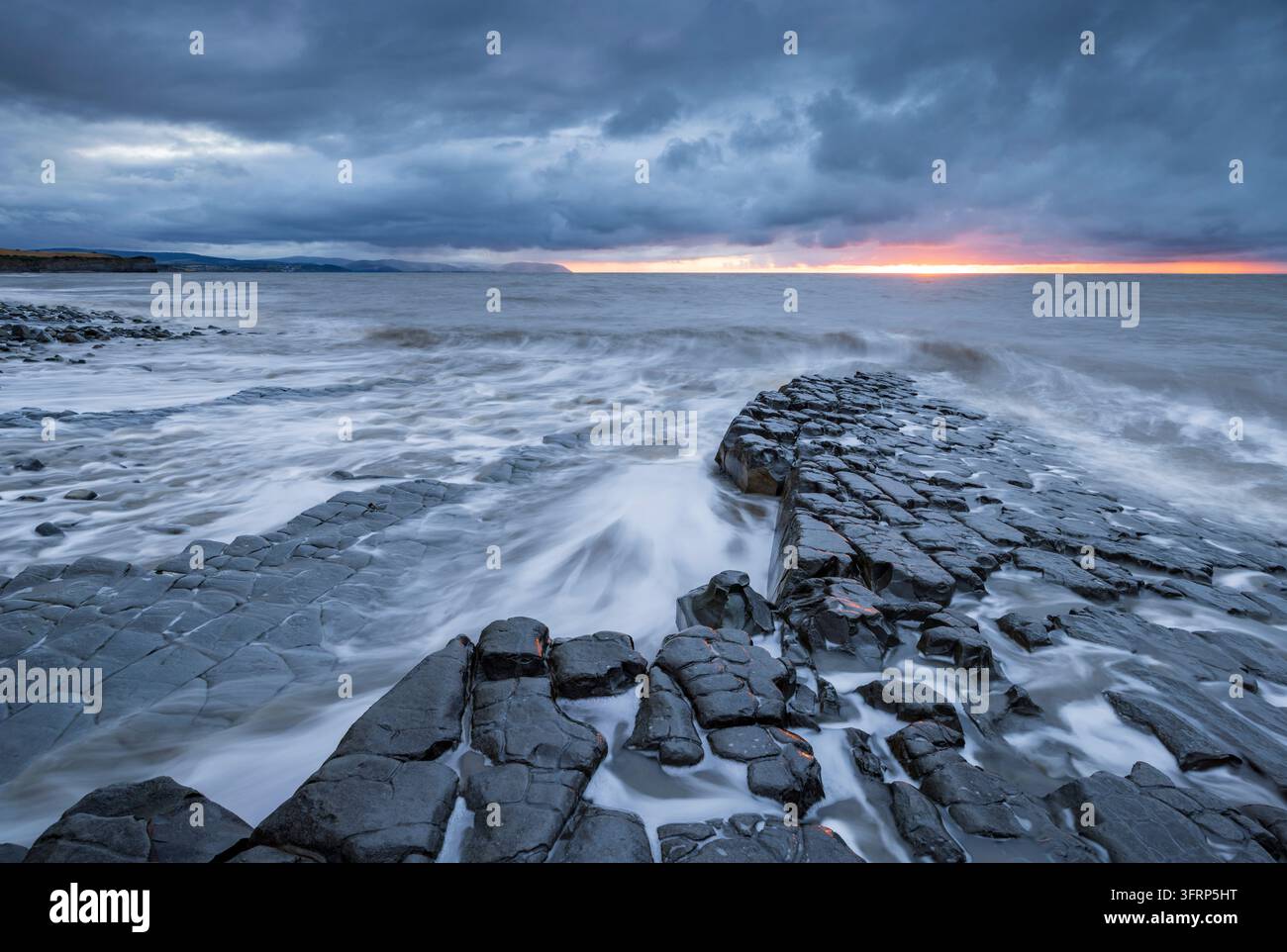 Stürmischer Sonnenuntergang über den East Quantoxhead-Klippen, Somerset, England. Sommer (Juni) 2026. Stockfoto
