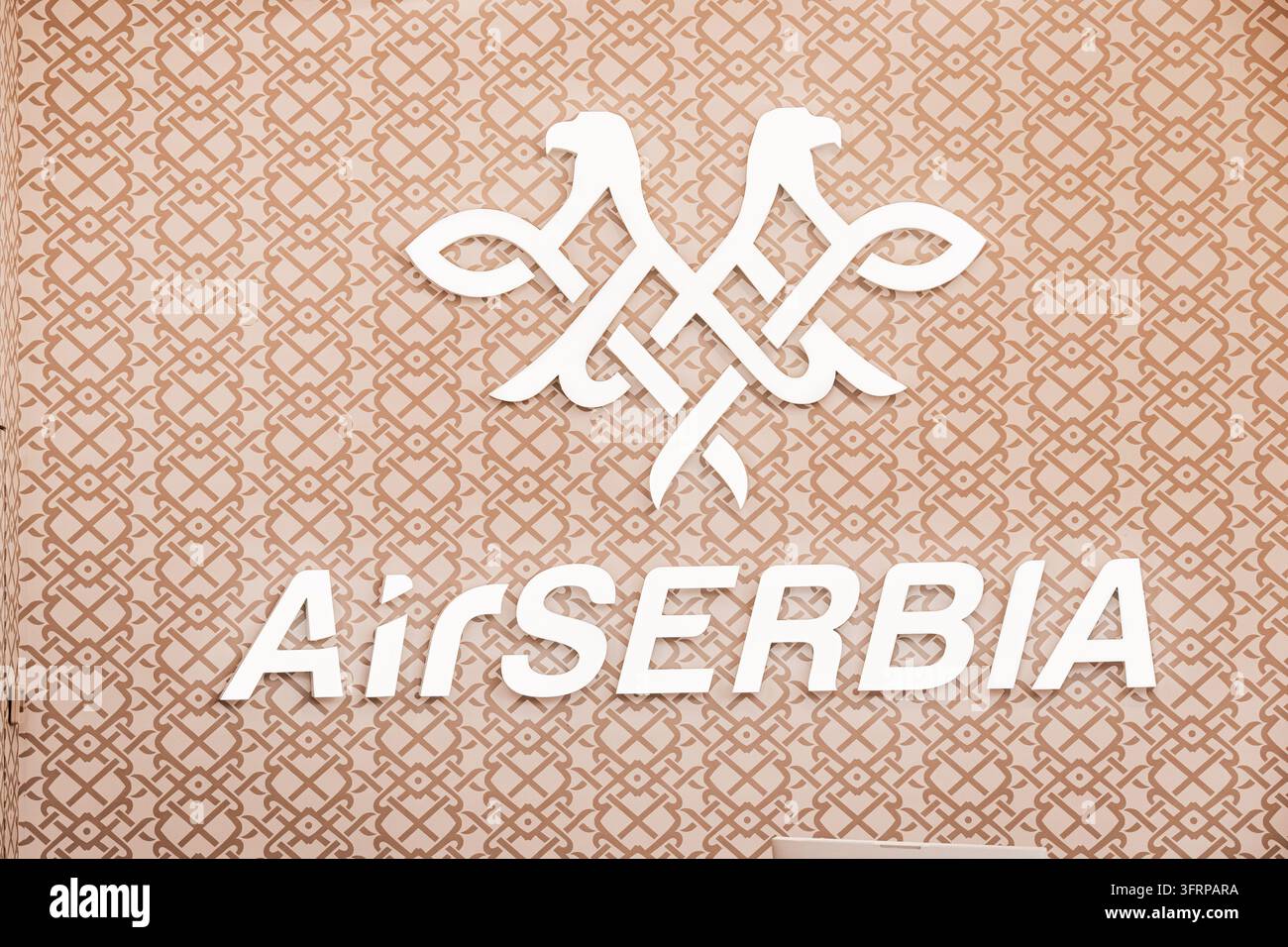 28. Juli 2026, Belgrad, Serbien: Air Serbia Branding mit doppelköpfigem Adler-Logo und Text, das Reisen, Luftfahrt und nationale Identität repräsentiert Stockfoto