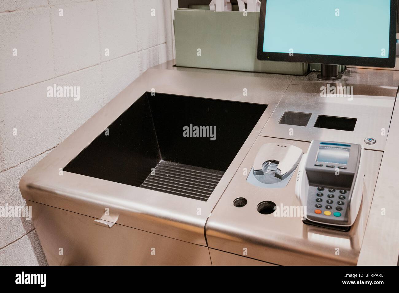 Selbstbedienungskasse bietet automatisierten Service für Kundenzahlungen in einem Einzelhandelsgeschäft und bietet Effizienz und Geschwindigkeit Stockfoto