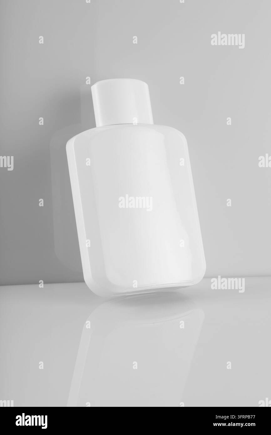 Leere weiße Parfüm-Flasche für Mockups Stockfoto