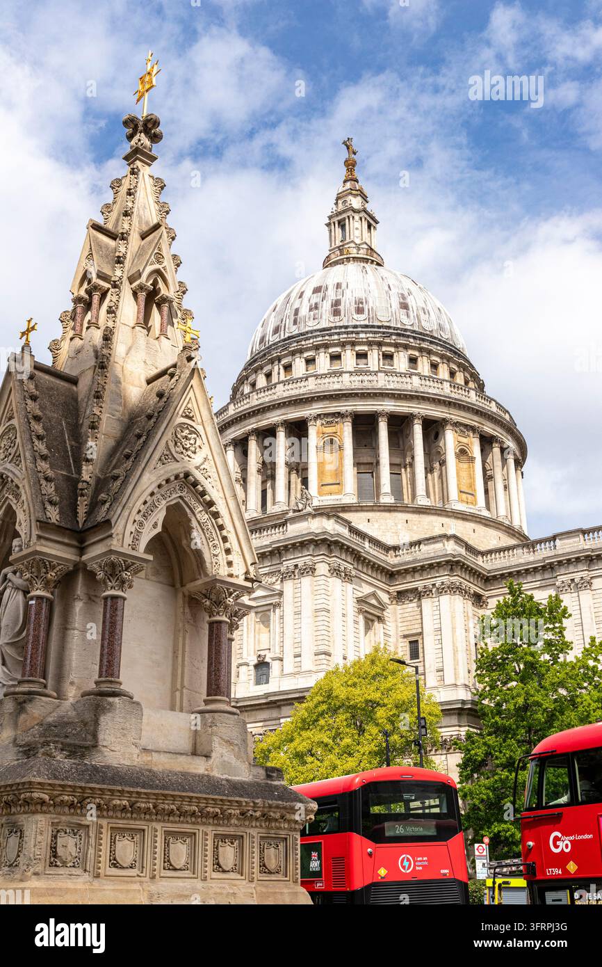 Blick von der St Lawrence Jewery Trinkfontäne in den Carter Lane Gardens in der City of London, England UK, hinauf zur St. Paul's Cathedral Stockfoto
