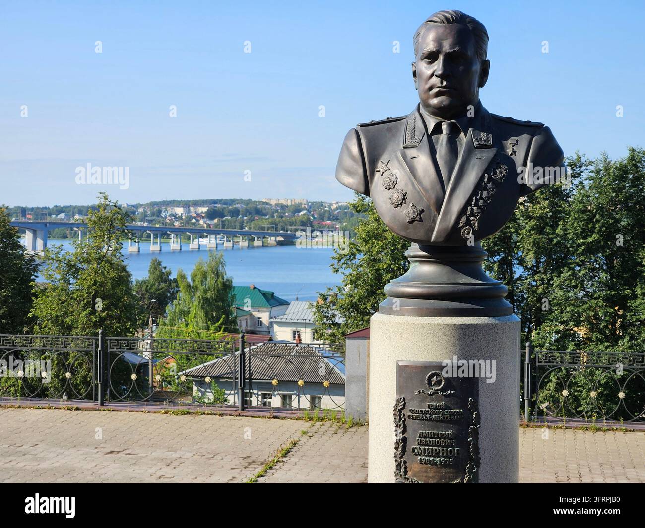 KOSTROMA - 24. JULI 2024: Statue eines Mannes mit einer Plakette am Sockel. Auf der Plakette steht Held der Sowjetunion. Kostroma Stockfoto