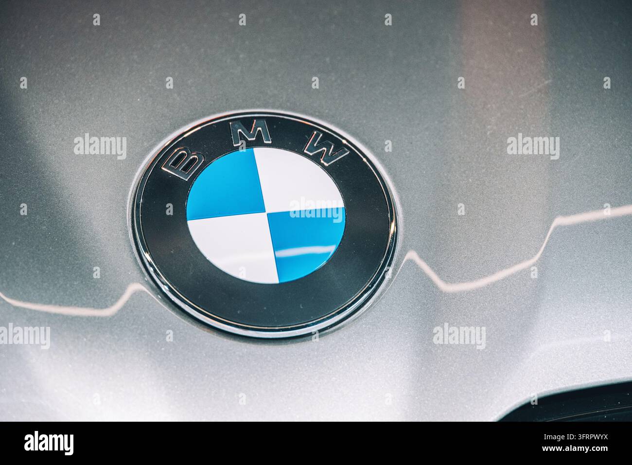 1. August 2026, Belgrad, Serbien: BMW-Emblem in Nahaufnahme, das Luxus-Automobilbranding, Design und deutsche Ingenieurskunst an einem modernen Auto hervorhebt Stockfoto